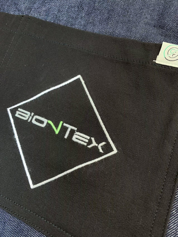 男女皆宜的 BioNTex™ 牛仔布腰圍裙，帶對比色口袋